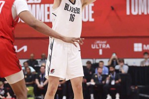 杨瀚森：队友弥补了我的不足 希望利拉德早日回归