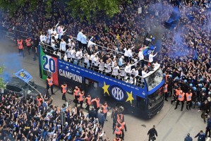 共和报：如果国米夺得欧冠冠军，将在周日的米兰举行大巴巡游庆典