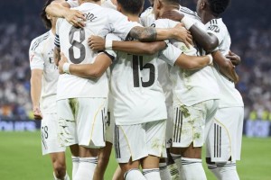 欧冠决赛战术解析：安切洛蒂的‘伪九号陷阱’如何击败巴萨？