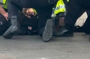 太阳报：切尔西比赛结束后，场外一16岁少年因涉嫌持仿制枪被捕