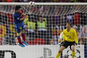 梅西2009年对阵曼联的头球被做成艺术品并被拍卖，估价百万！