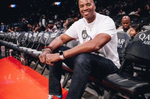 NBA宣传大使科林斯接受脑瘤治疗 6月刚与男友完婚