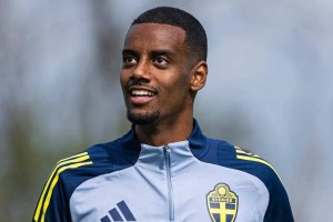 伊萨克首次回应转会利物浦争议：呼吁弃谣言专注比赛