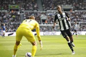 转会市场风云再起：利物浦为伊萨克设限，罗德里戈面临最后通牒