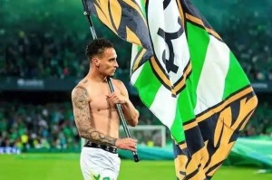 球迷高呼留人！安东尼或无奈离队，曼联愿4折甩卖，贝蒂斯买不起