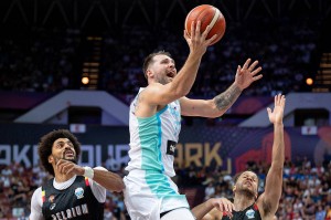 欧洲杯综述：东契奇三双终获首胜 字母哥复出高效28+8