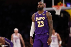 历史终结！詹姆斯缺战马刺无缘评奖 连续21年纪录告终