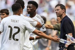 皇马错失绝杀！阿隆索怒捶教练席