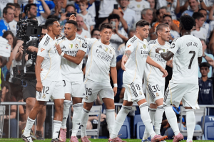 豪门狂欢夜！曼联绝杀夺首胜，拜仁涉险过关，皇马三连胜登顶西甲