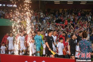 曼联时隔12年再访港 超3.3万球迷冒雨支持 曼联时隔12年再访港 超3.3万球迷冒雨支持