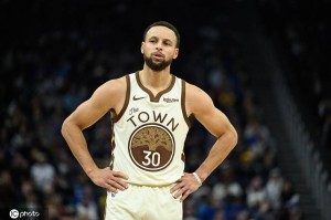 库里砍26+3+6瞬间爆发变三疯 单节6中6一人击垮魔术