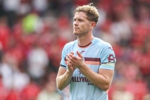 刚当队长就被挖?英媒:热刺有意小蜜蜂中卫科林斯,弗兰克想要他 刚当队长就被挖?英媒:热刺有意小蜜蜂中卫科林斯,弗兰克想要他