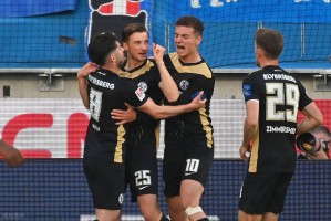 德乙升级附加赛!2-2,3分钟连扳2球,德甲第16逼平德乙第3 德乙升级附加赛!2-2,3分钟连扳2球,德甲第16逼平德乙第3