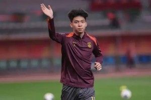 18岁国足天才遭德甲双雄哄抢！门兴球探已下手，狼堡急得直跺脚