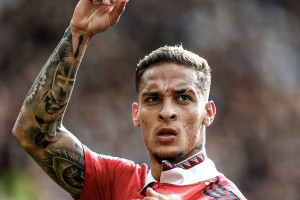 胳膊肘往外拐？曝安东尼配合贝蒂斯压价，曼联拒绝2000万欧元放人