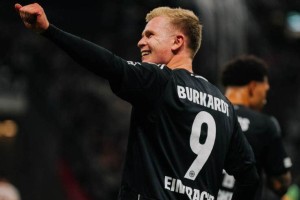 5-1逆转创造历史！欧冠大黑马浮现：登上榜首5万球迷狂欢