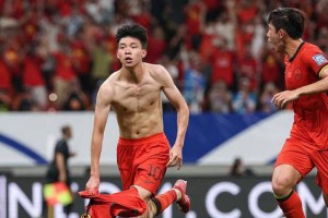 国足小将脱衣庆祝引发尴尬，错让人误以为晋级世界杯