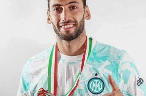 就喜欢刺激？加拉塔萨雷退出购买后，恰20思考加入其“死敌队伍”