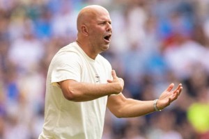 斯洛特否认后防危机,暗示利物浦将签新中卫 斯洛特否认后防危机,暗示利物浦将签新中卫