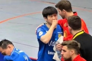 樊振东德甲双打首秀失利背后：疲惫身影牵动人心，球迷盼英雄卸甲归乡