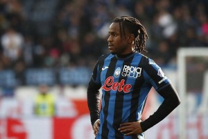 意甲最新动向：穆里尼奥介入恰尔汗奥卢转会，米兰有意埃斯图皮尼安接班特奥