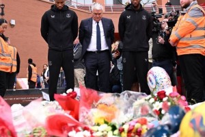 埃弗顿派代表到安菲尔德吊唁若塔,利物浦官推表示感谢 埃弗顿派代表到安菲尔德吊唁若塔,利物浦官推表示感谢