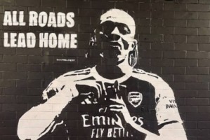 电讯报：埃泽身穿阿森纳球衣的壁画遭到污损，肇事者疑似热刺球迷