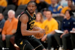 勇士开出3年7520万美元合同+球队选项 遭库明加拒绝 勇士开出3年7520万美元合同+球队选项 遭库明加拒绝