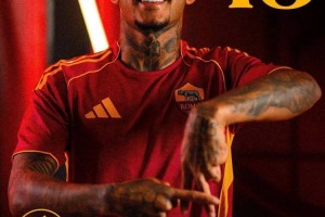 韦斯利：希望在罗马夺欧联杯&晋级欧冠，我能适应四后卫和三后卫