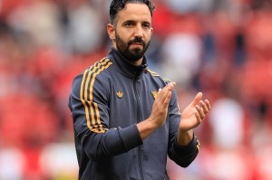 曼联开列2026年冬窗引援名单,至少拿下一名中场球员 曼联开列2026年冬窗引援名单,至少拿下一名中场球员