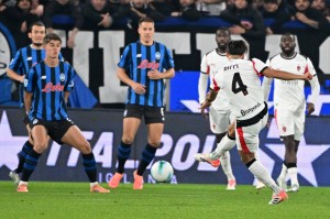 (体育)足球——意甲:亚特兰大平AC米兰 (体育)足球——意甲:亚特兰大平AC米兰