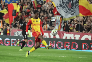 他来了！鲁能球迷期盼已久的法甲新杀器现身训练场，踢三镇首秀