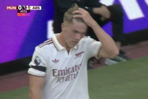 梗来了热议约克雷斯首场英超：0球0助，捋头发21次创纪录