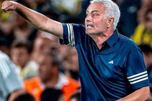 穆帅率队逆转淘汰范佩西,欧冠正赛仅一步之遥! 穆帅率队逆转淘汰范佩西,欧冠正赛仅一步之遥!