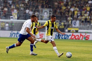 穆里尼奥引发舆论狂潮，25分钟11打10换血零封，裁判两度改变比赛局势