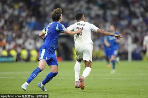 西甲衣袖广告收入排名：皇马2500万美元居首，巴萨1400万美元背后的商业博弈