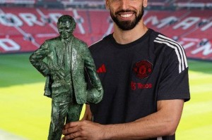 曼联队长再荣获赛季最佳，4次追平C罗，沙特若开亿元报价能卖吗？