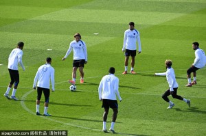 两个金球奖得主?法甲官方晒登贝莱、小罗合照:巴黎的10号传承 两个金球奖得主?法甲官方晒登贝莱、小罗合照:巴黎的10号传承