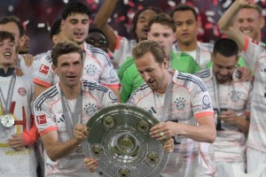 31岁终获首冠！凯恩高举德甲奖盘情难自禁，深情亲吻哽咽受访：我等了太久