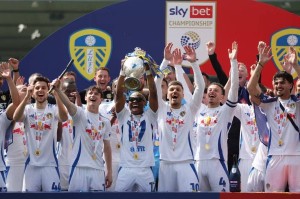 利兹联以净胜球优势加冕英冠冠军，赫尔城逆转保级上演绝境大逃亡