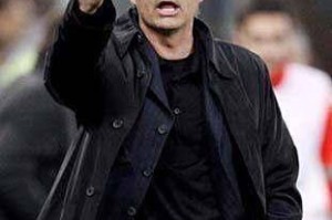 狂砸高薪！穆帅7场生死战0胜？欧冠回归就遇地狱难度，球迷慌了？